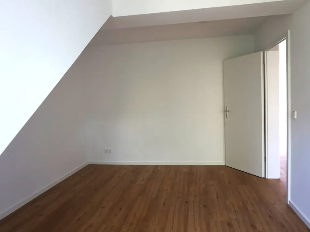 3-D-Rundgang! Neu ausgebautes DG! 2-Zi-Wohnung mit Einbauküche in Bramfeld | GLADIGAU