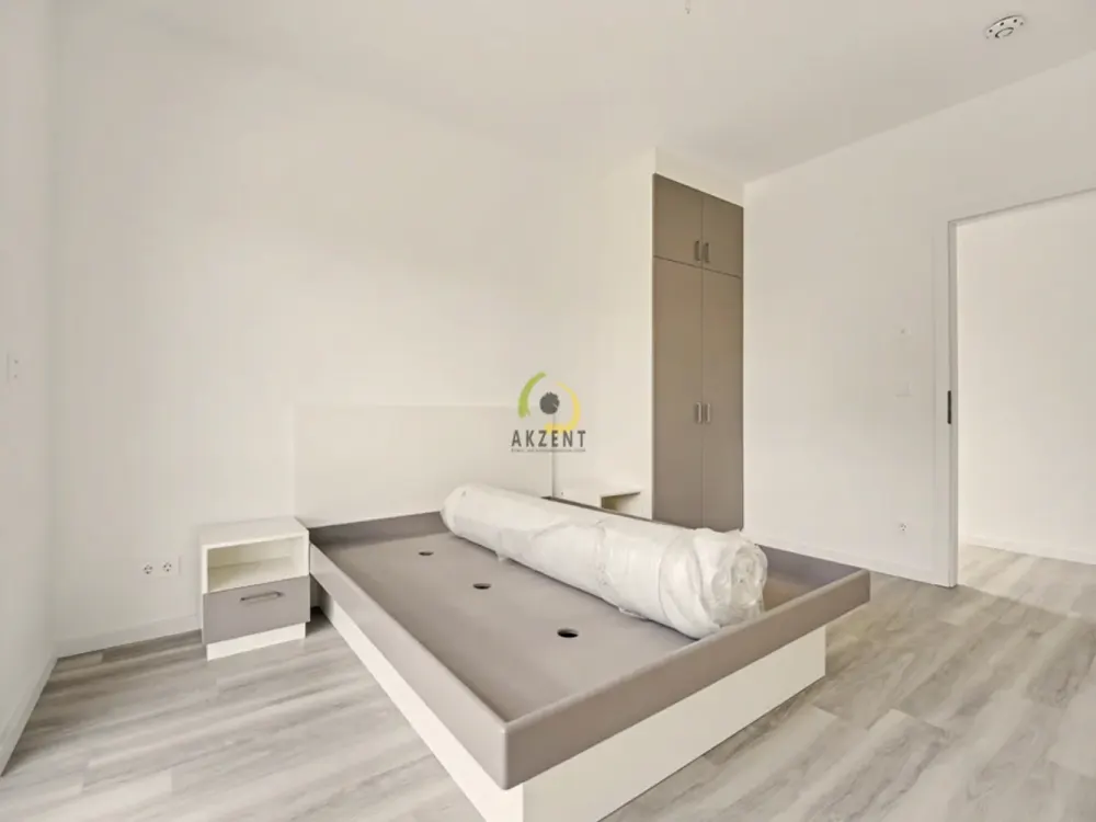 Erstbezug - Stilvolle 2-Zimmer-Neubauwohnung mit Balkon, EBK & Möblierung - Direkt am S-Bahnhof
