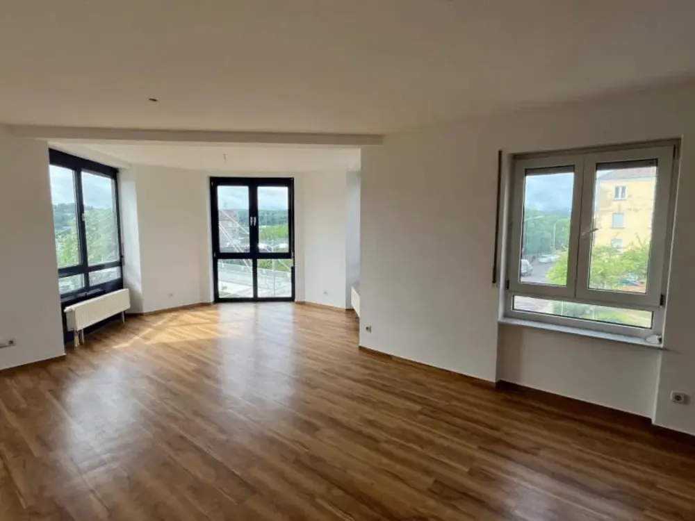 Attractive 3-room apartment with bay window and floor-to-ceiling windows on the 2nd floor with elevator * available immediately