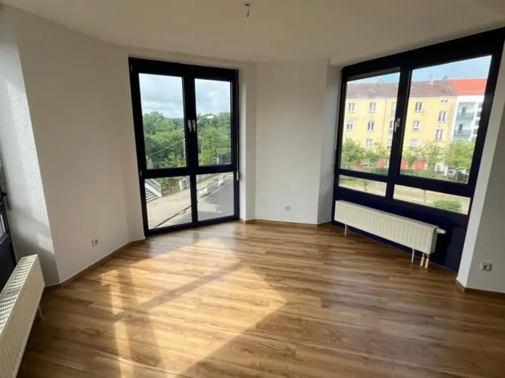Attractive 3-room apartment with bay window and floor-to-ceiling windows on the 2nd floor with elevator * available immediately