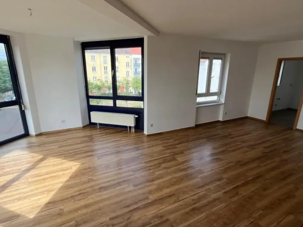 Attractive 3-room apartment with bay window and floor-to-ceiling windows on the 2nd floor with elevator * available immediately