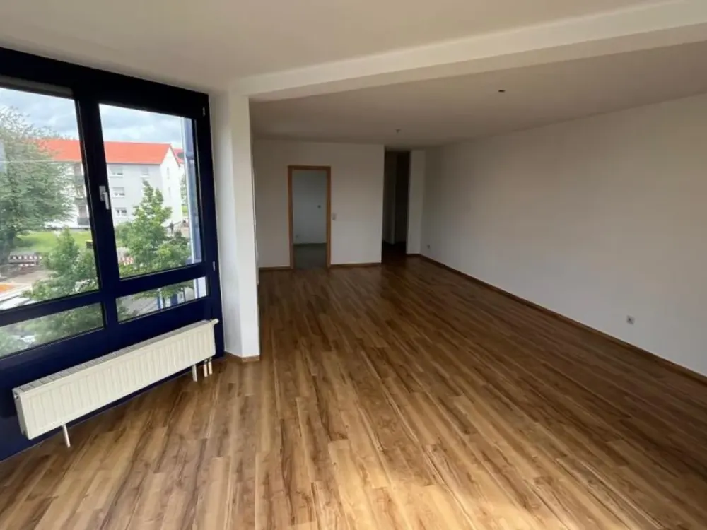 Attractive 3-room apartment with bay window and floor-to-ceiling windows on the 2nd floor with elevator * available immediately