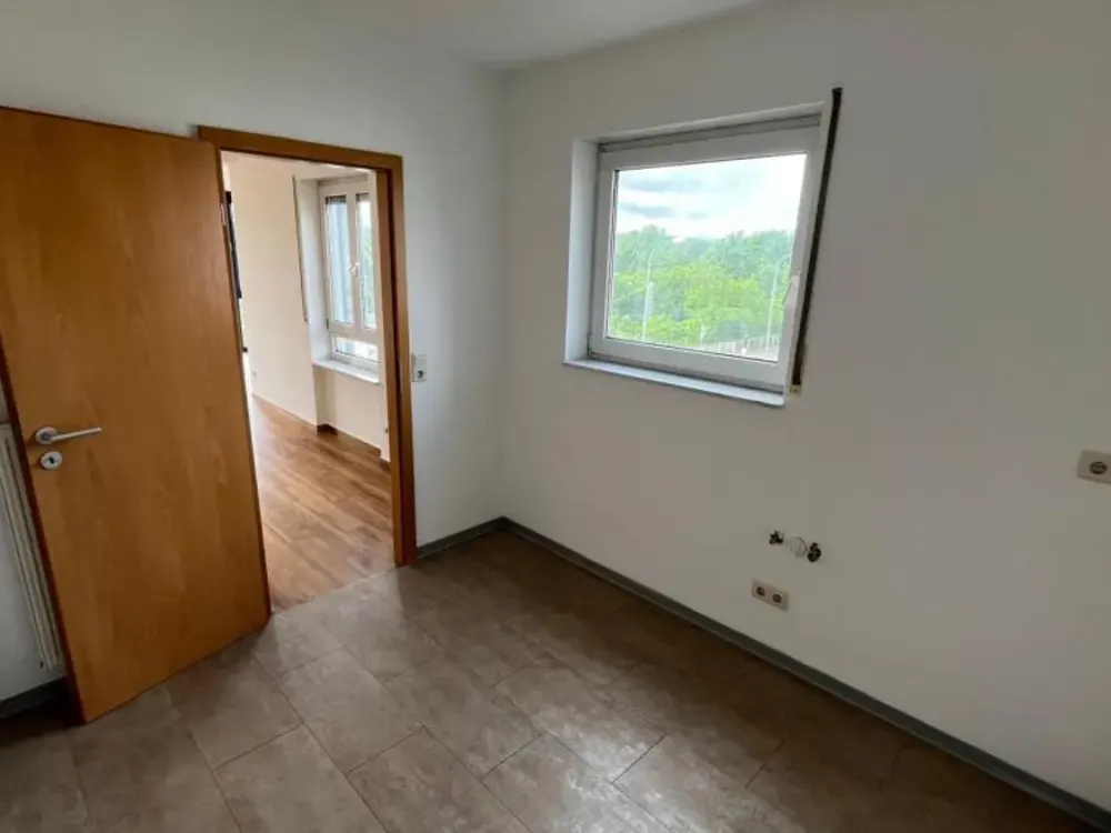 Attractive 3-room apartment with bay window and floor-to-ceiling windows on the 2nd floor with elevator * available immediately