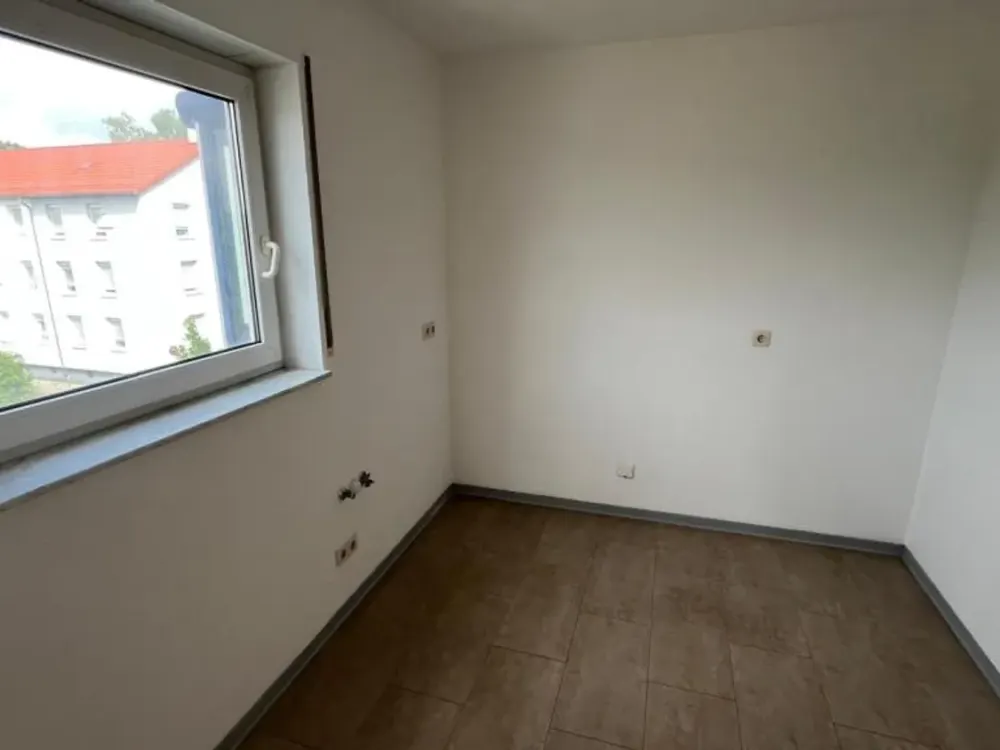 Attractive 3-room apartment with bay window and floor-to-ceiling windows on the 2nd floor with elevator * available immediately