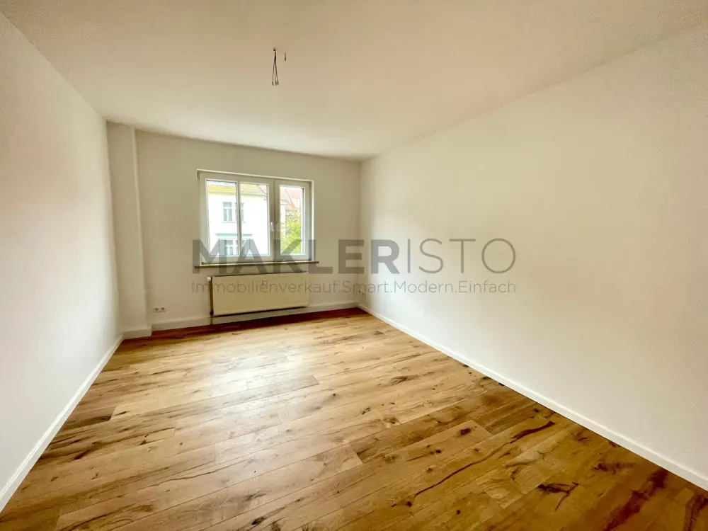 **Helle 2-Zimmer-Wohnung mit Loggia, Stellplatz & ggf. EBK, frisch modernisiert!**