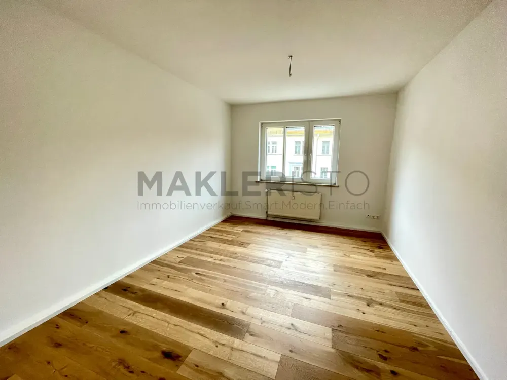 **Helle 2-Zimmer-Wohnung mit Loggia, Stellplatz & ggf. EBK, frisch modernisiert!**