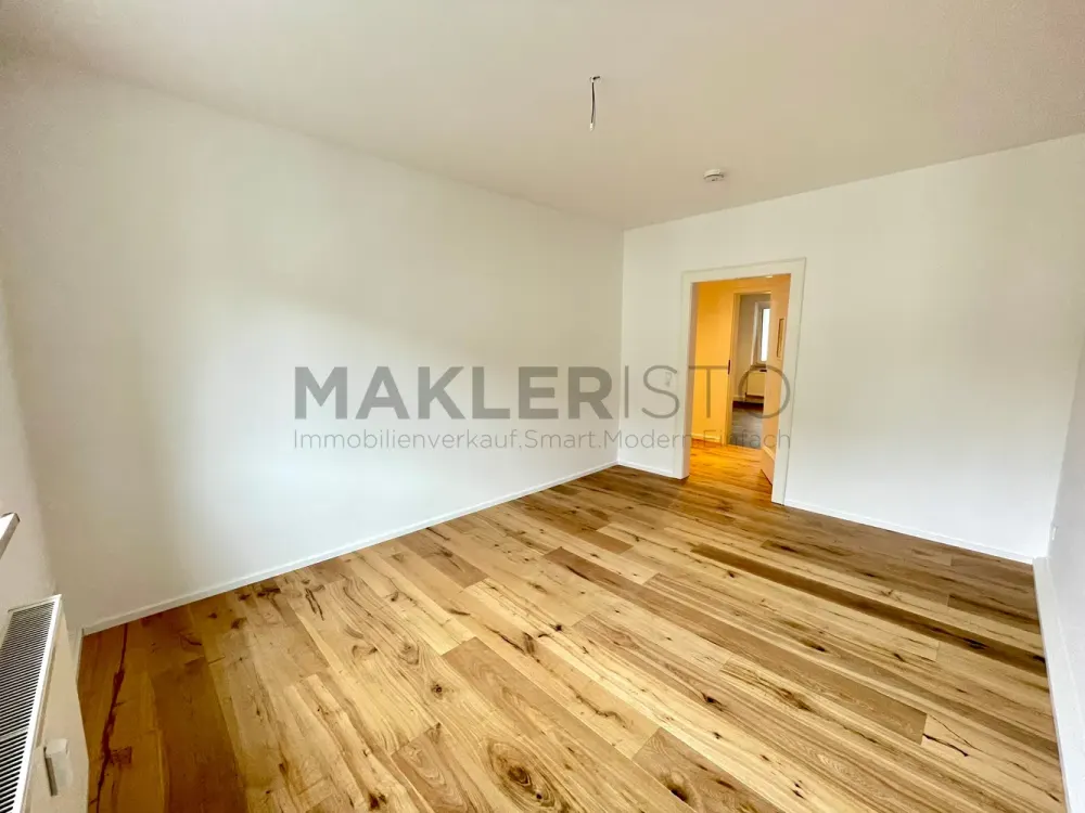 **Helle 2-Zimmer-Wohnung mit Loggia, Stellplatz & ggf. EBK, frisch modernisiert!**