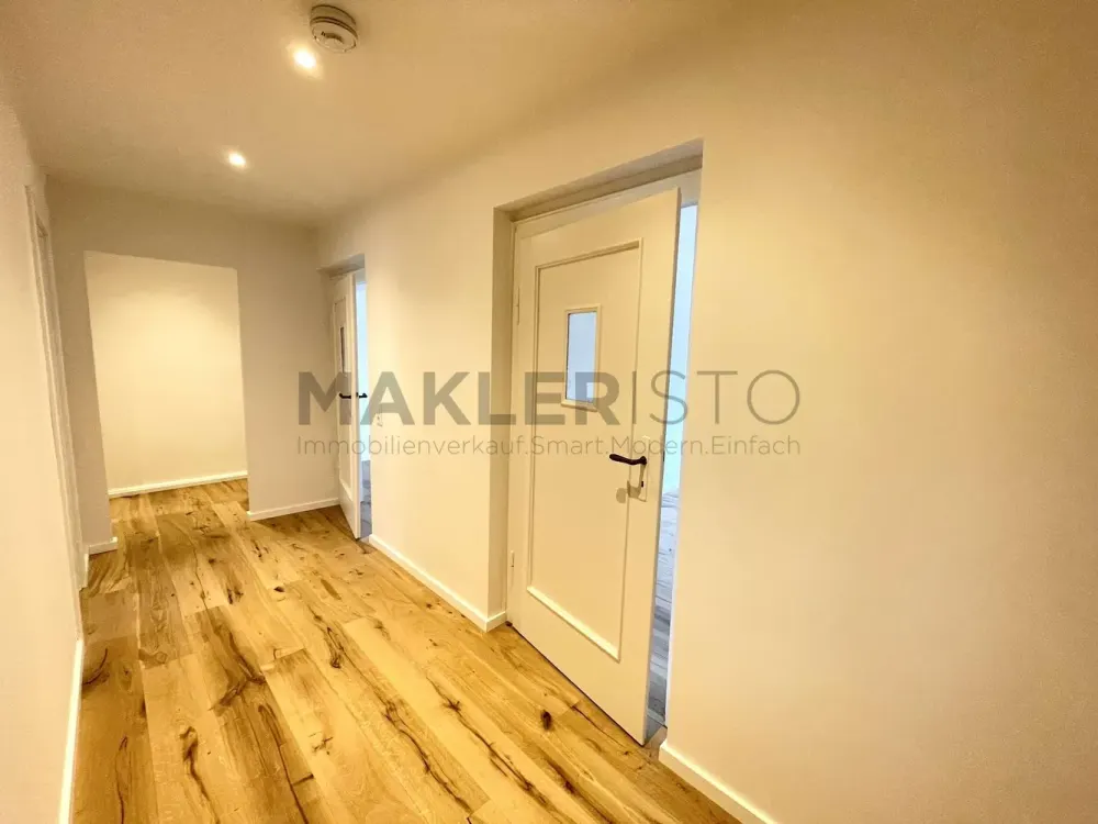 **Helle 2-Zimmer-Wohnung mit Loggia, Stellplatz & ggf. EBK, frisch modernisiert!**
