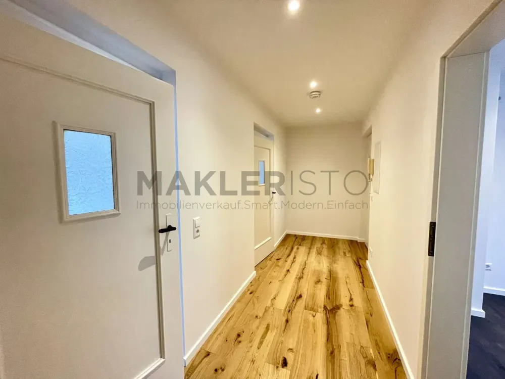 **Helle 2-Zimmer-Wohnung mit Loggia, Stellplatz & ggf. EBK, frisch modernisiert!**