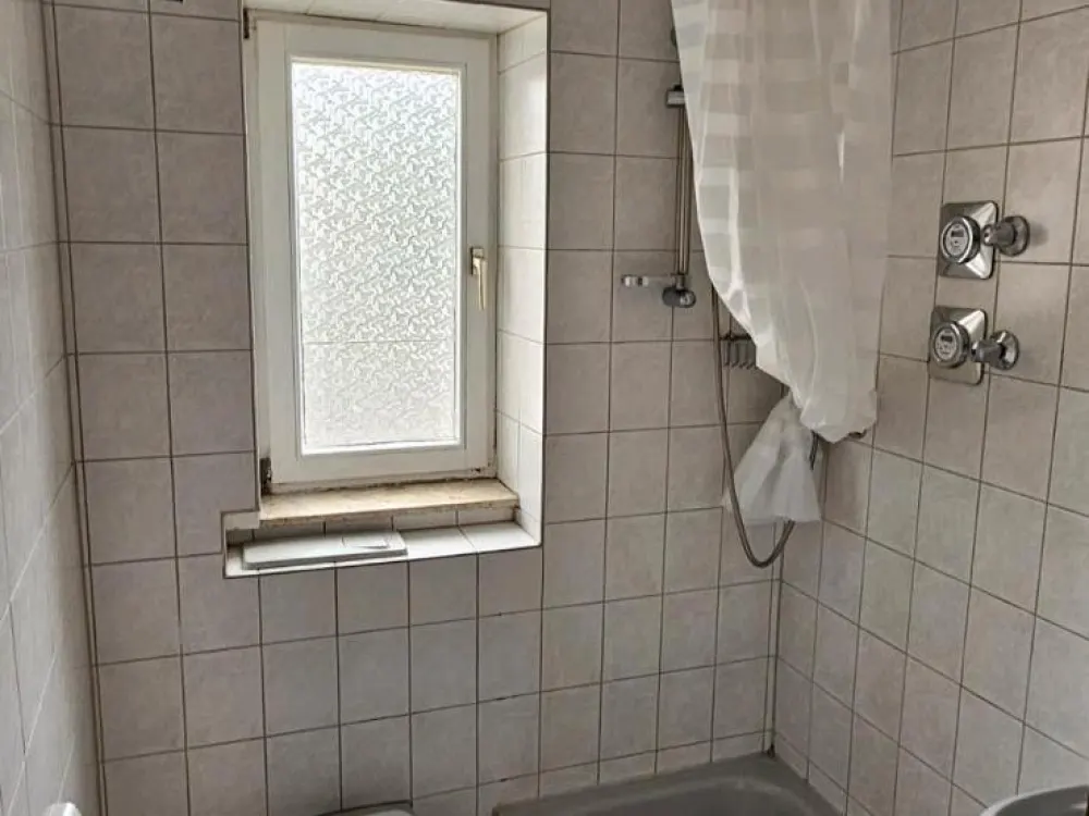 شقة واحدة مع شرفة