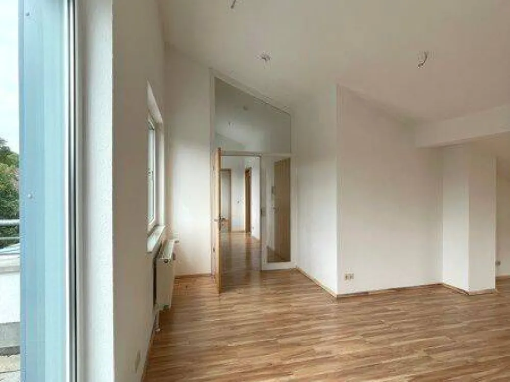 Bright 2-Room Apartment with Roof Terrace in a Quiet and Green Residential Area!