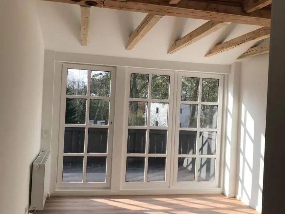 TOP ! EXKLUSIVE 3-ZIMMER-WOHNUNG MIT GROSSEM BALKON S/W UND KAMIN IN SEHR RUHIGER LAGE IN ISERNHAGEN/SÜD !
