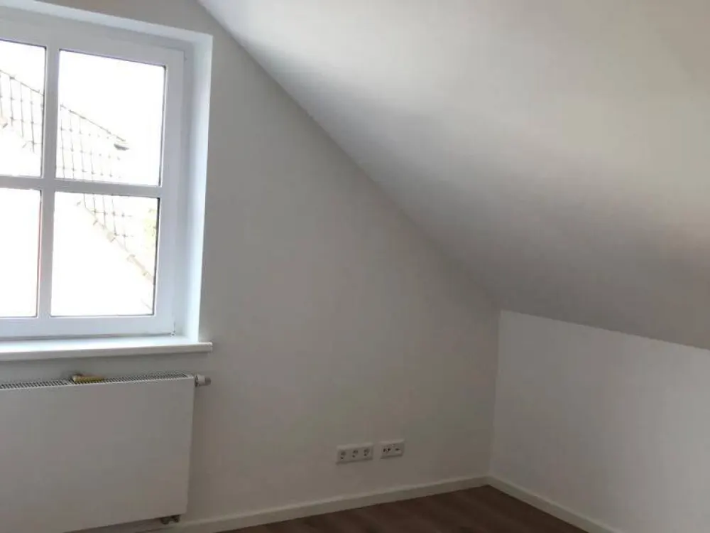 TOP ! EXKLUSIVE 3-ZIMMER-WOHNUNG MIT GROSSEM BALKON S/W UND KAMIN IN SEHR RUHIGER LAGE IN ISERNHAGEN/SÜD !