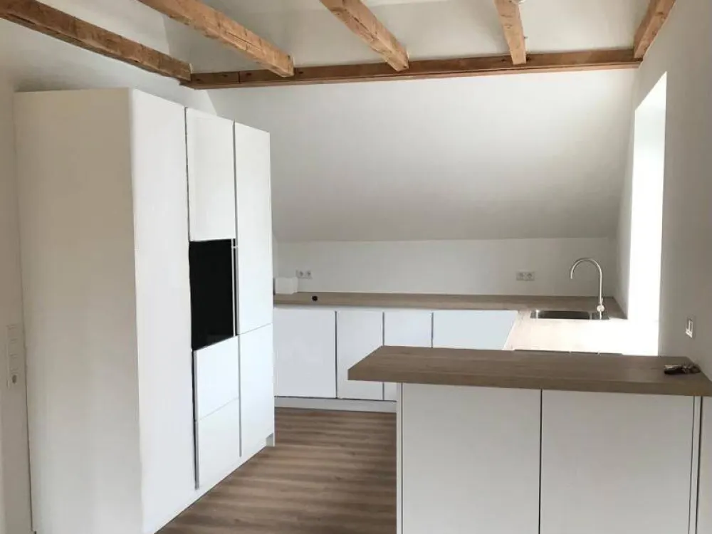 TOP ! EXKLUSIVE 3-ZIMMER-WOHNUNG MIT GROSSEM BALKON S/W UND KAMIN IN SEHR RUHIGER LAGE IN ISERNHAGEN/SÜD !