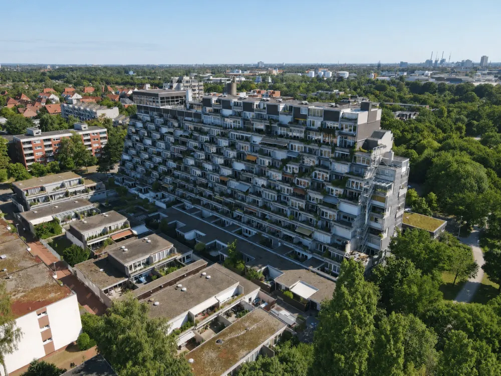 High-quality fully furnished 3-room apartment with panoramic view, balcony, underground parking, indoor pool & sauna