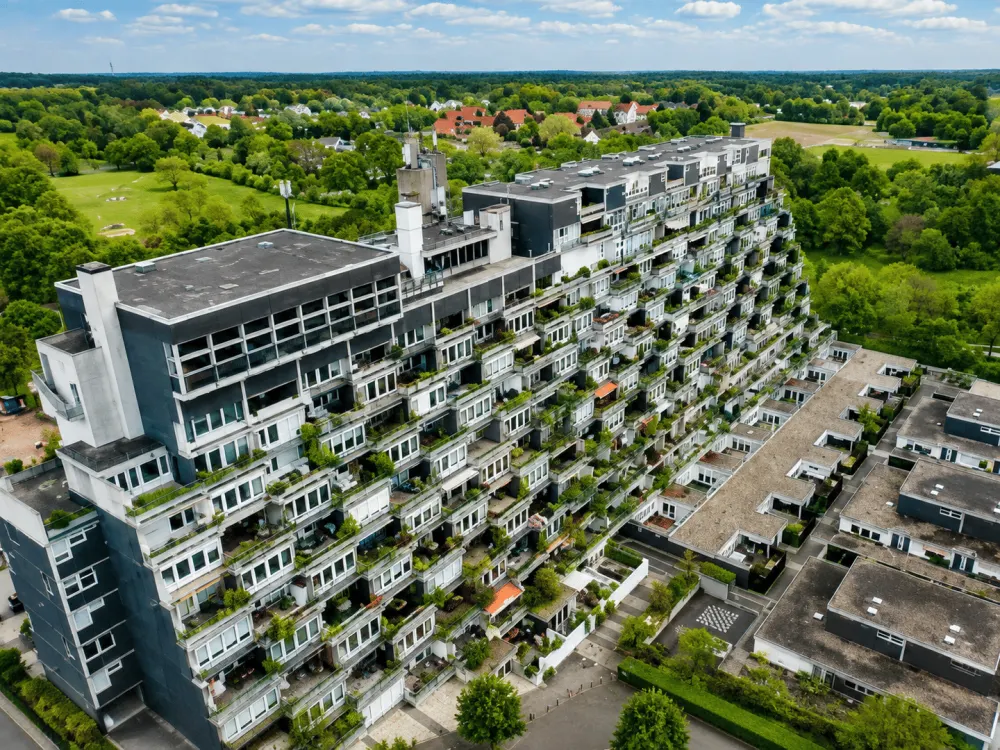 High-quality fully furnished 3-room apartment with panoramic view, balcony, underground parking, indoor pool & sauna