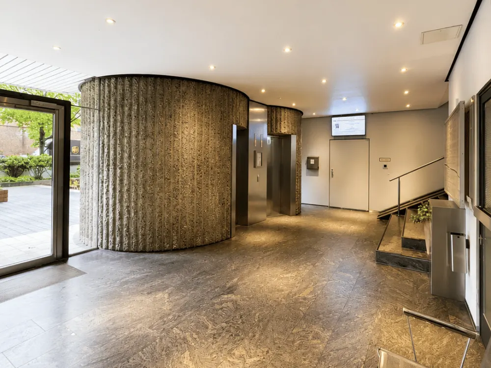High-quality fully furnished 3-room apartment with panoramic view, balcony, underground parking, indoor pool & sauna