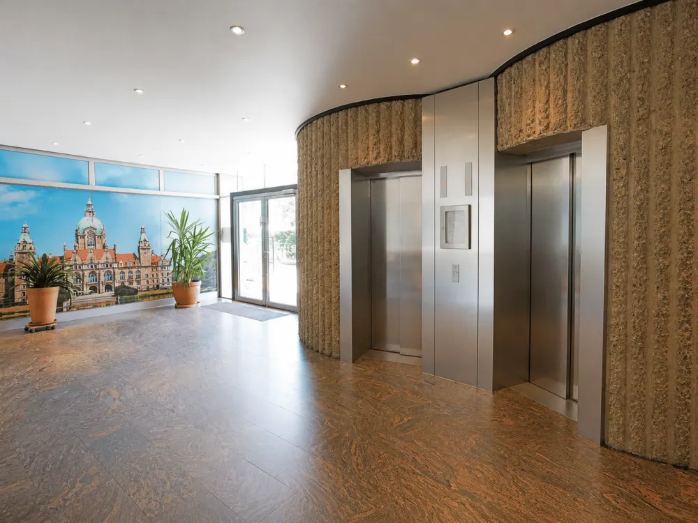 High-quality fully furnished 3-room apartment with panoramic view, balcony, underground parking, indoor pool & sauna