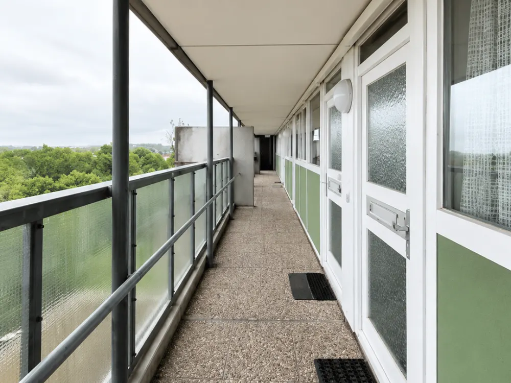 High-quality fully furnished 3-room apartment with panoramic view, balcony, underground parking, indoor pool & sauna