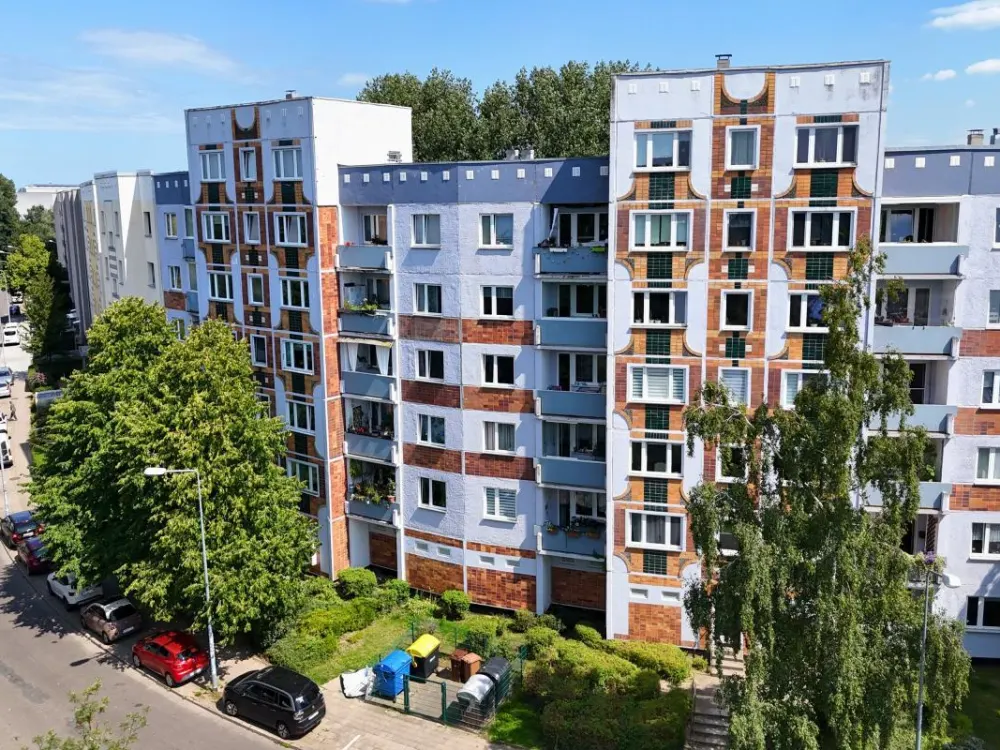 The property is located in the Rostock district of Schmarl, an established residential area in the northwest of the Hanseatic city.