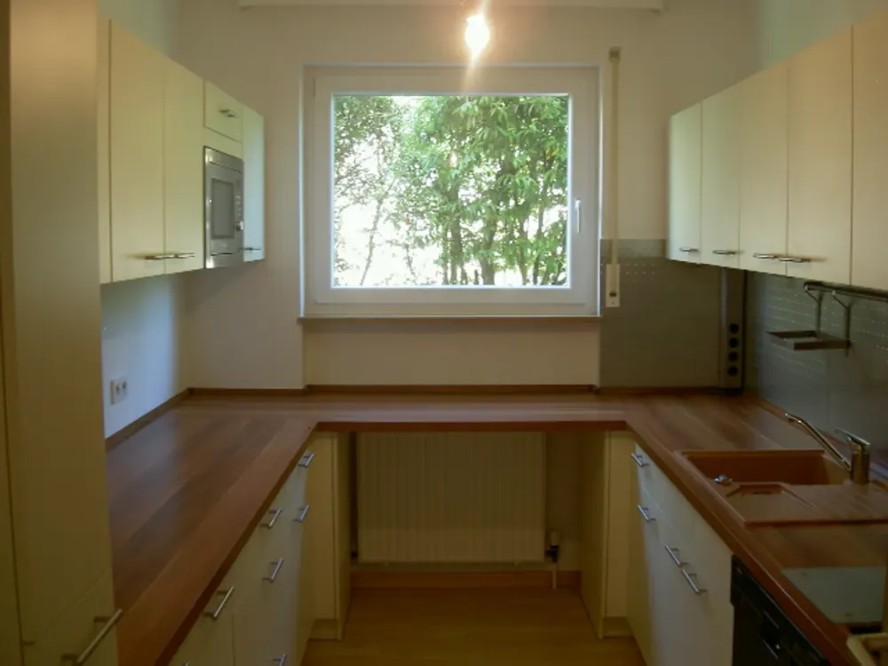 Sonnige, großzügige 2-Zi.Wohnung mit Einbauküche und ca. 23 qm Terrasse Süd/Westseite