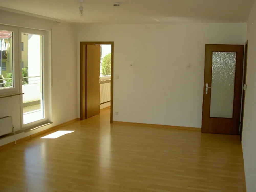 Sonnige, großzügige 2-Zi.Wohnung mit Einbauküche und ca. 23 qm Terrasse Süd/Westseite