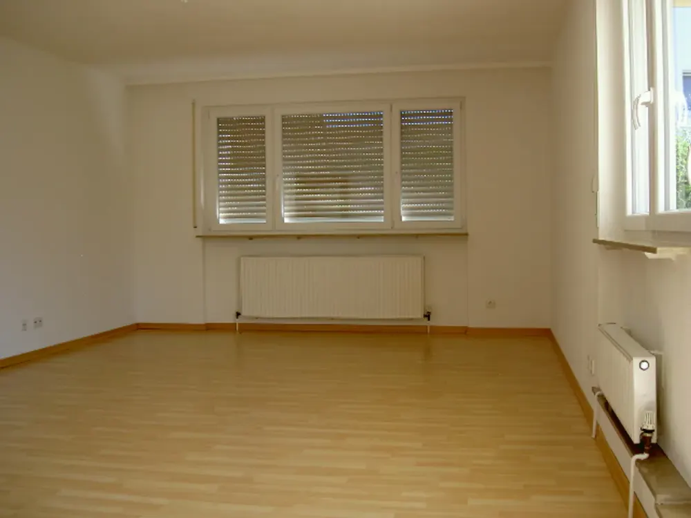 Sonnige, großzügige 2-Zi.Wohnung mit Einbauküche und ca. 23 qm Terrasse Süd/Westseite