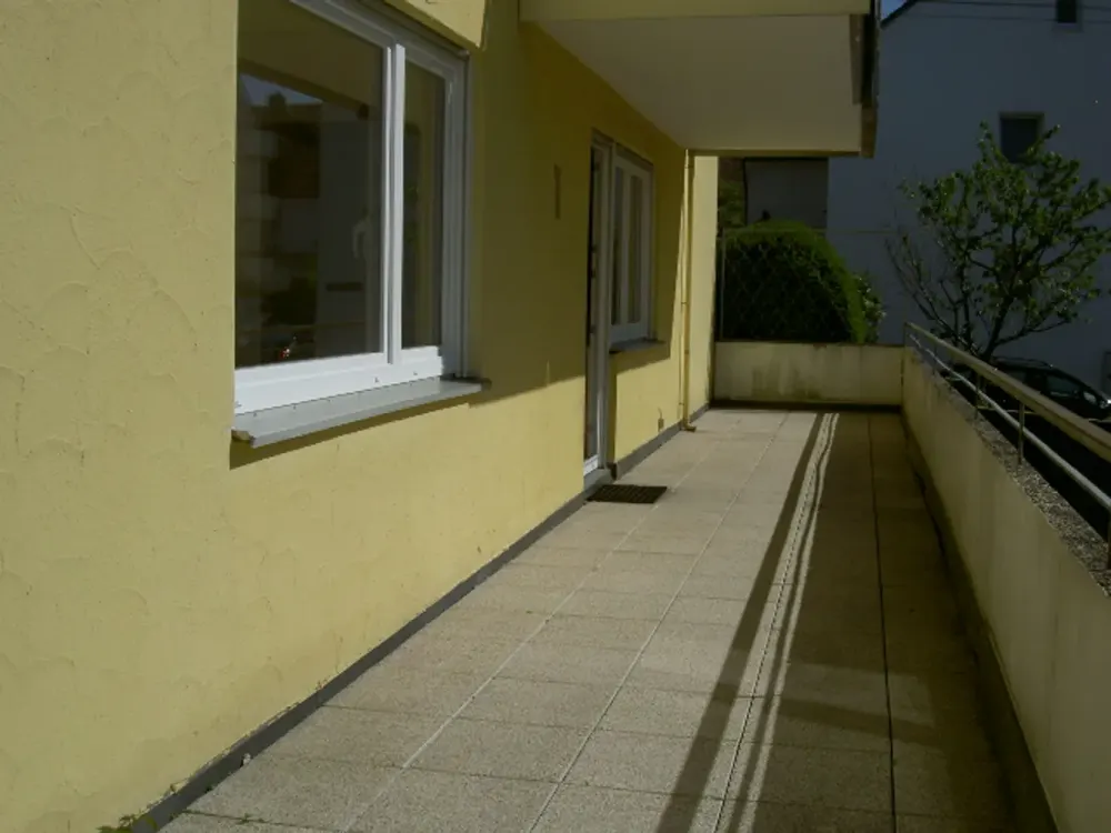 Sonnige, großzügige 2-Zi.Wohnung mit Einbauküche und ca. 23 qm Terrasse Süd/Westseite
