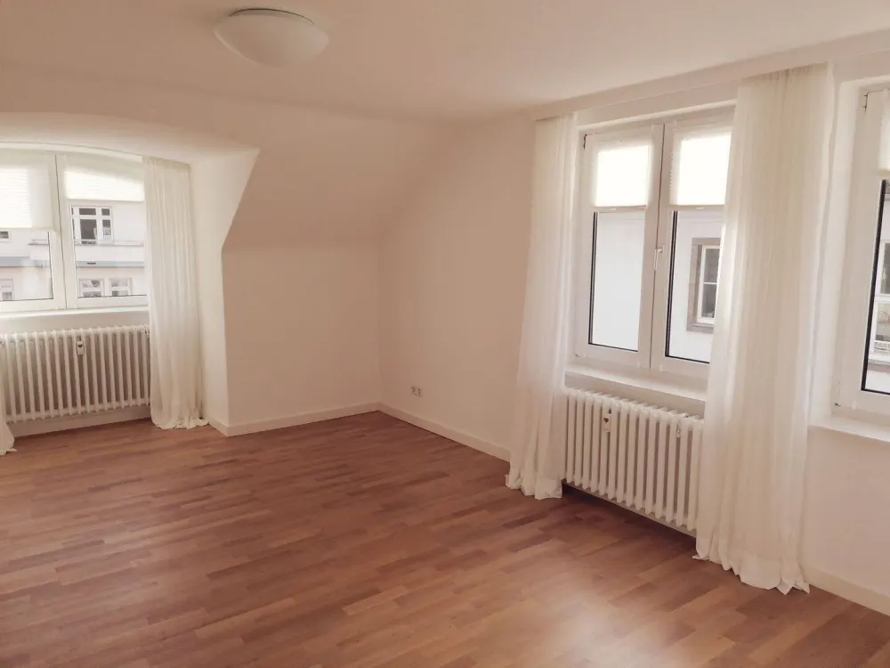 Lichtdurchflutete Dachstudiowohnung in Citynähe