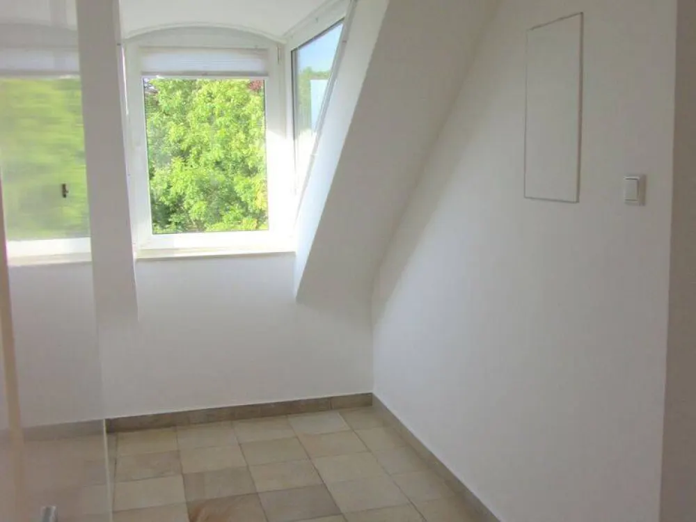 Lichtdurchflutete Dachstudiowohnung in Citynähe