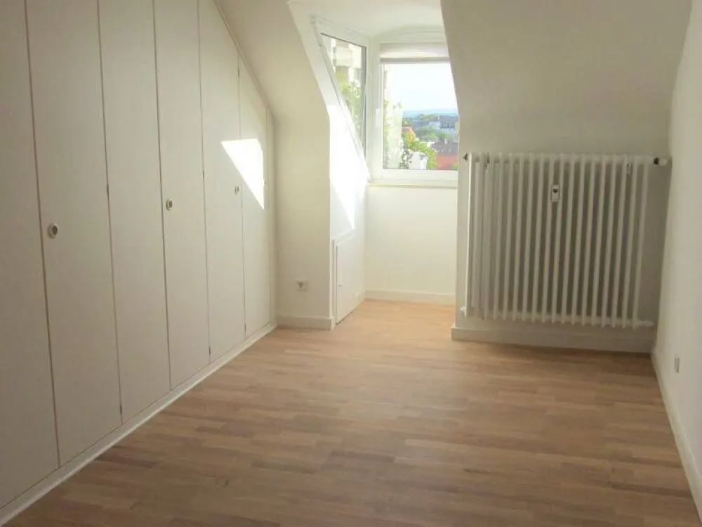 Lichtdurchflutete Dachstudiowohnung in Citynähe
