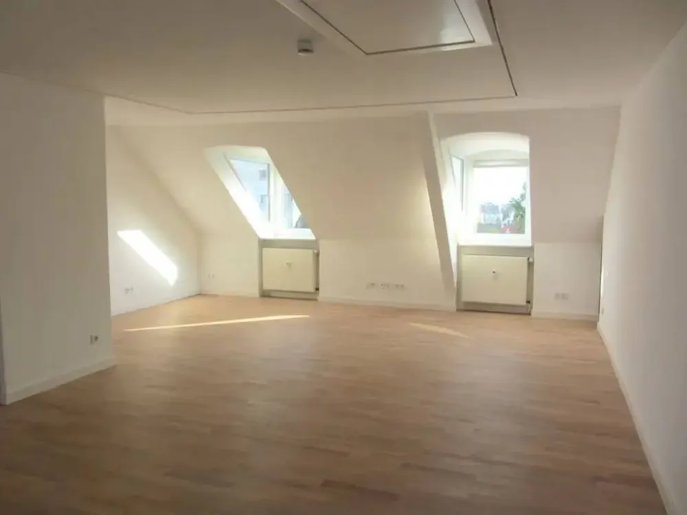 Lichtdurchflutete Dachstudiowohnung in Citynähe