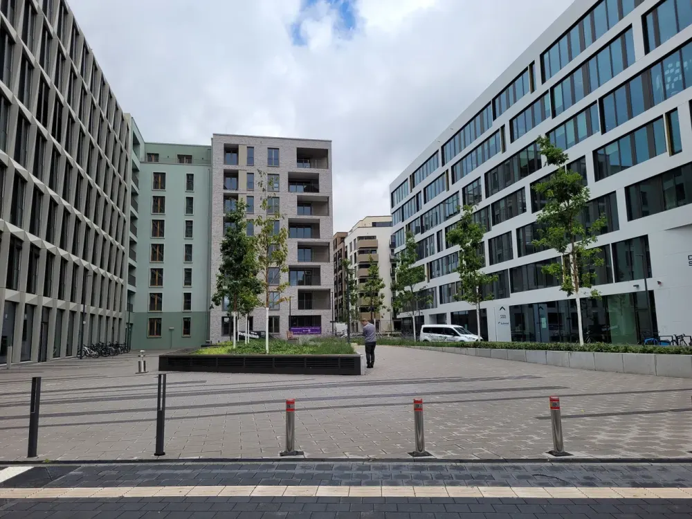 **Exklusive 1-Zimmer-Wohnung**, Frankfurt Ostend nahe EZB, EBK_Parkett_Balkon