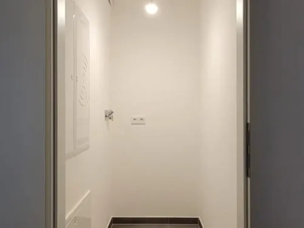**Exklusive 1-Zimmer-Wohnung**, Frankfurt Ostend nahe EZB, EBK_Parkett_Balkon