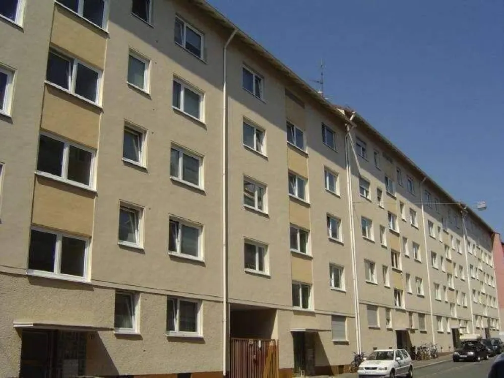Ideal Location! Nicely Laid Out 3-Room Apartment with Balcony Near Stresemannplatz