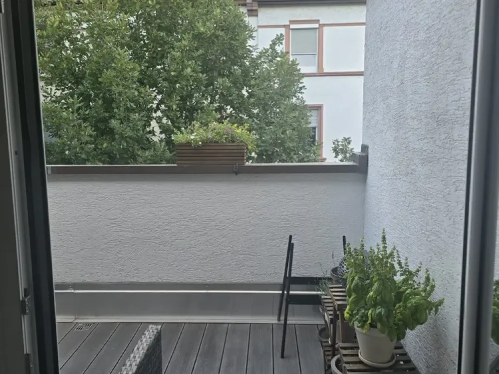 Successor Tenant for 2-Room Apartment with Roof Terrace in Ostend, Near Zeil Wanted