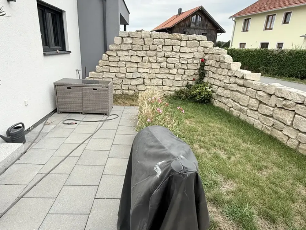 Haushälfte in Traumkulisse mit Südterrasse und 2 Stellplätzen