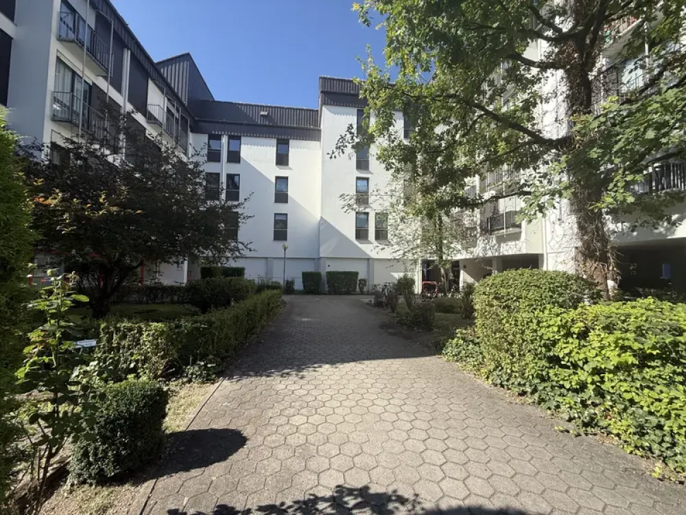 Renovated 2.5-Room Apartment Near S-Bahn (S1)