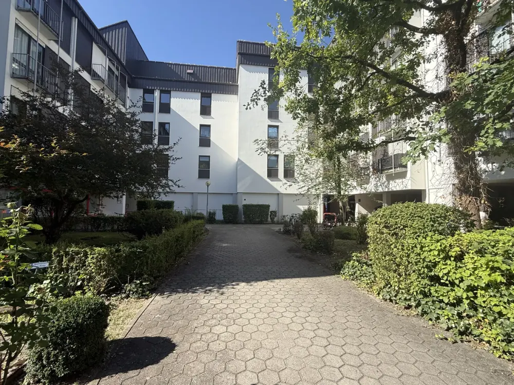 Renovated 2.5-Room Apartment Near S-Bahn (S1)