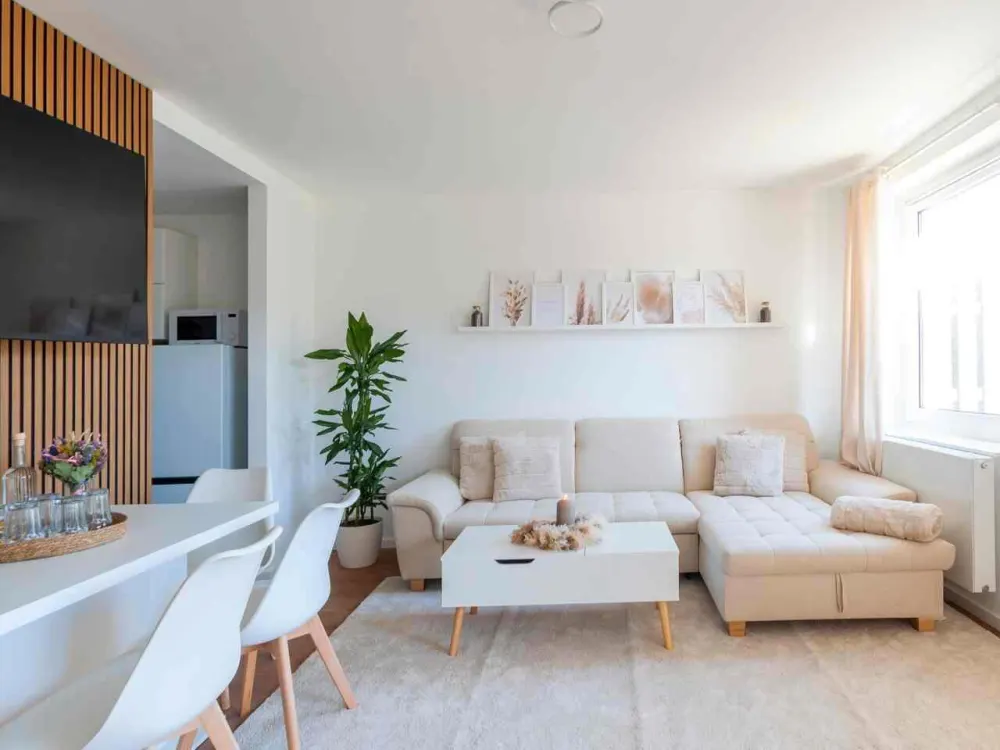 Modern möblierte 2-Zimmer-Wohnung mit großer Dachterrasse