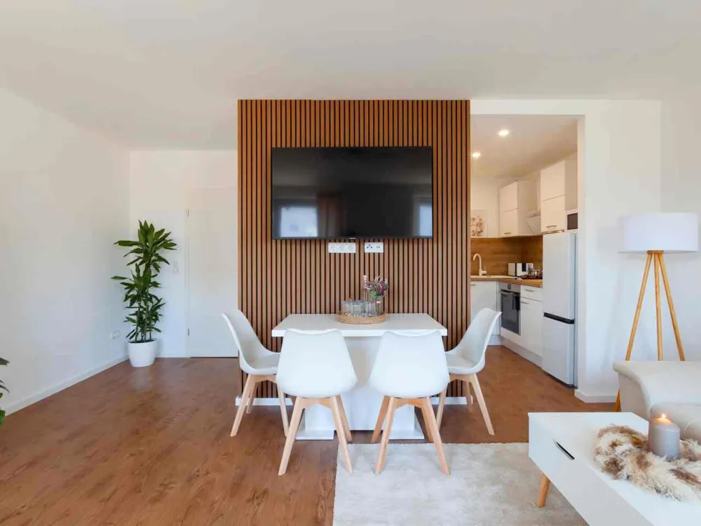 Modern möblierte 2-Zimmer-Wohnung mit großer Dachterrasse