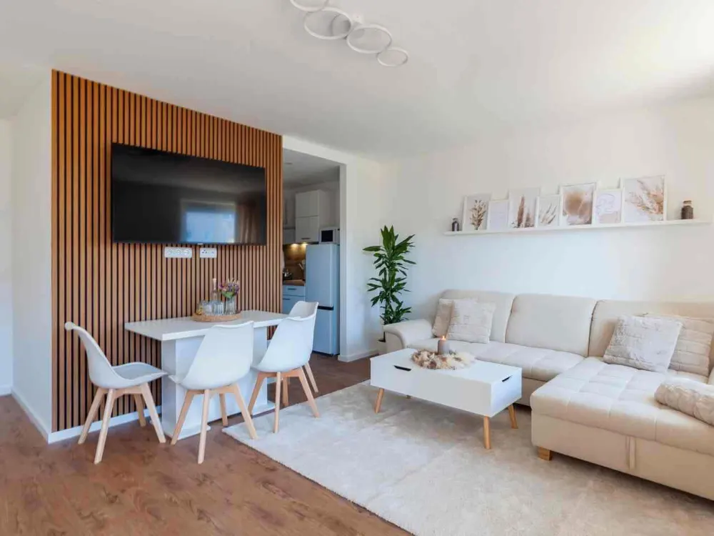 Modern möblierte 2-Zimmer-Wohnung mit großer Dachterrasse