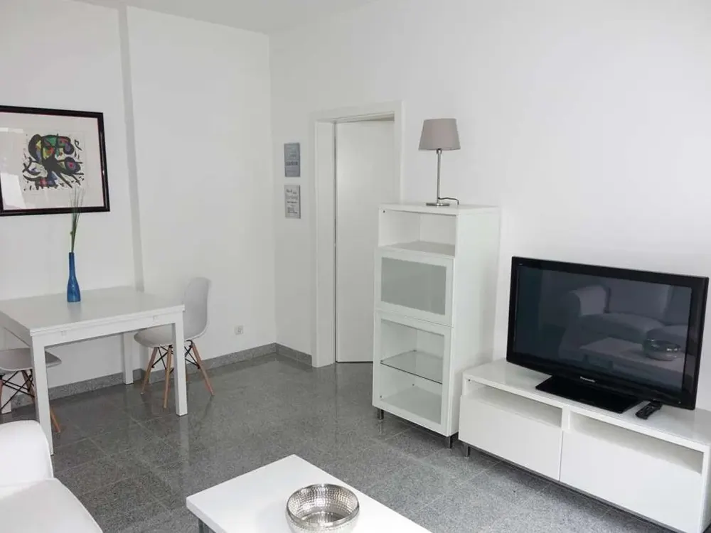 Wohnen mit Charakter: 2-Zimmer-Wohnung in zentraler Lage. Voll möbliert und eingerichtet