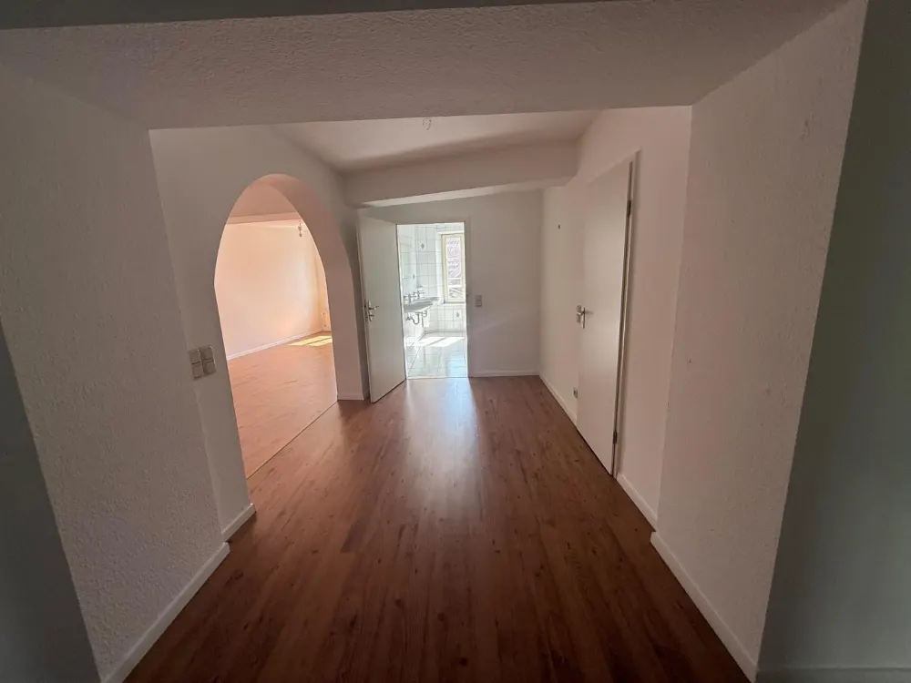 Spacious 5-Room Old Building Apartment in Attractive Location