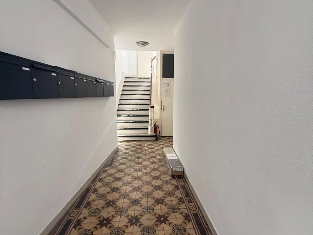Spacious 5-Room Old Building Apartment in Attractive Location