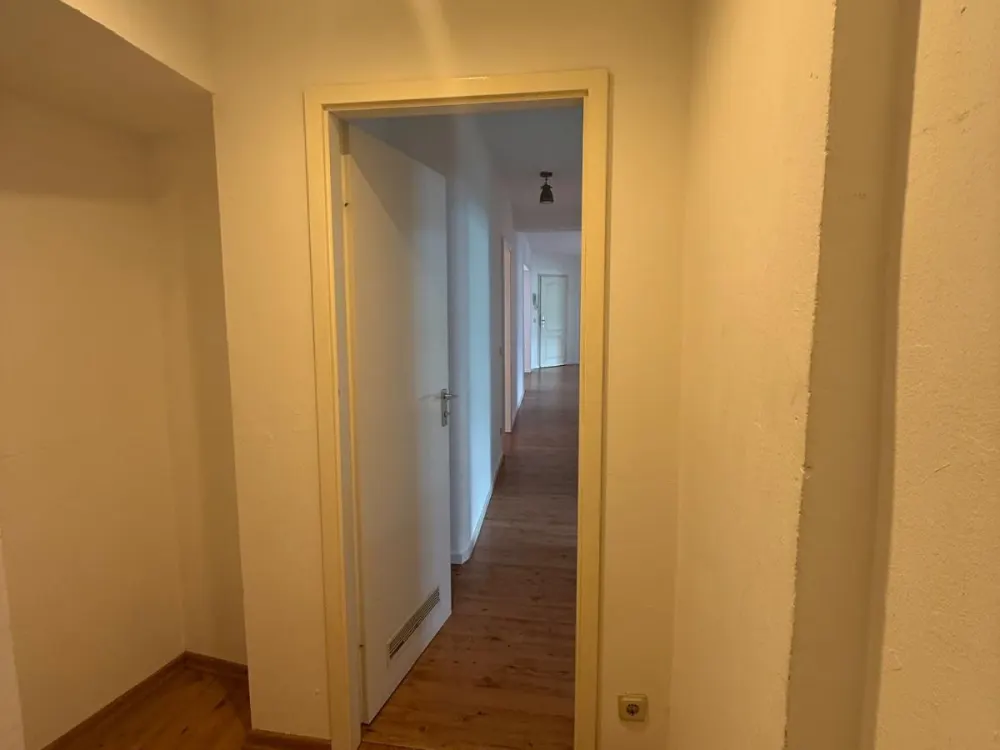 Spacious 5-Room Old Building Apartment in Attractive Location