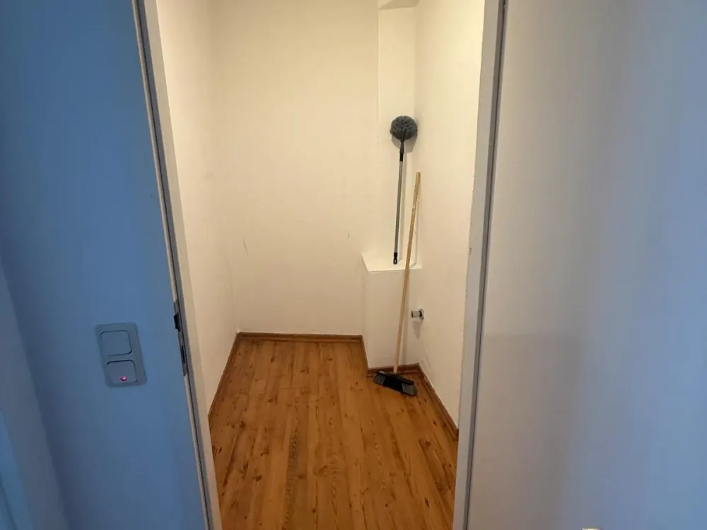 Spacious 5-Room Old Building Apartment in Attractive Location