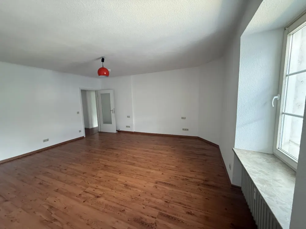 Spacious 5-Room Old Building Apartment in Attractive Location