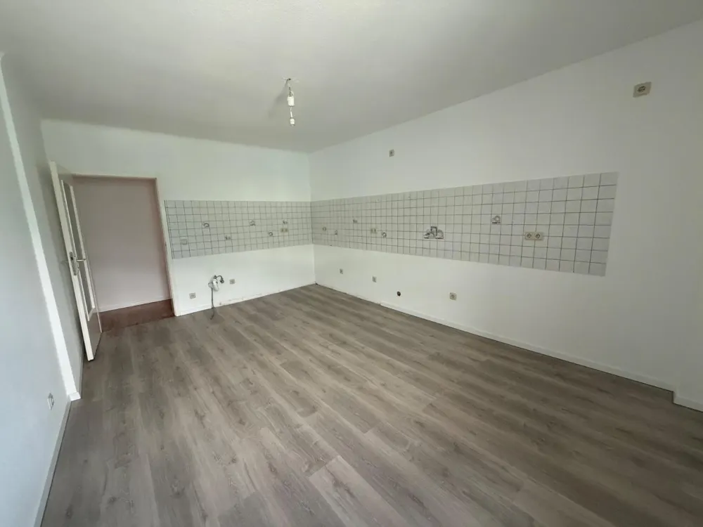 Spacious 5-Room Old Building Apartment in Attractive Location
