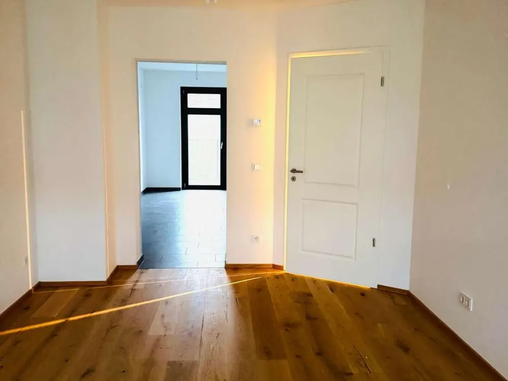 ***EXKLUSIVE 2,5 RAUMWOHNUNG-PARKETT-HOCHWERTIGE EINBAUKÜCHE-BALKON-WÄRMEPUMPE-STELLPLATZ***
